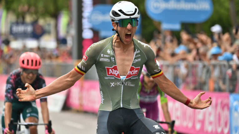 Dries de Bondt festeja su triunfo en la Etapa 18 del Giro de Italia, el 26 de mayo de 2022.