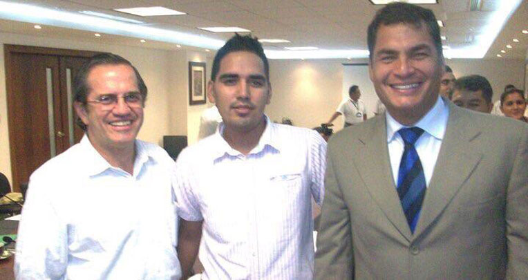 Ricardo Patiño, Leandro Norero y Rafael Correa en una foto del 9 de junio de 2009, en el Ministerio del Litoral, cuando Norero era líder de Los Ñetas.