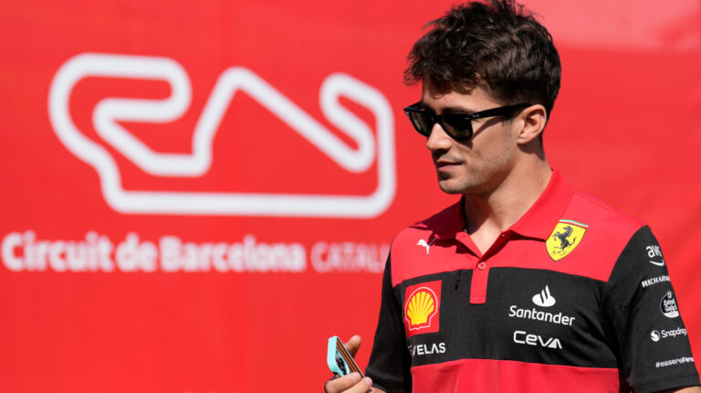 El piloto monegasco Charles Leclerc de Ferrari durante los entrenamientos libres del Gran Premio de España de Fórmula 1, el 21 de mayo de 2022.
