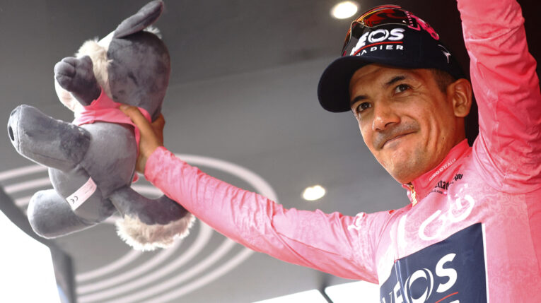 El ecuatoriano Richard Carapaz festeja el jueves 26 de mayo de 2022 por quinto día consecutivo como líder de la clasificación general del Giro de Italia. 