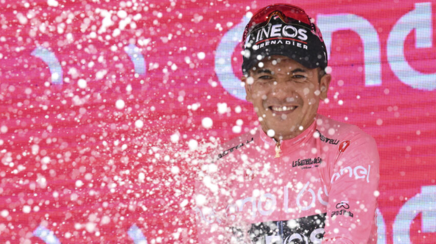 Richard Carapaz destapa el vino espumante en el podio de la Etapa 18 del Giro de Italia, el 26 de mayo de 2022.
