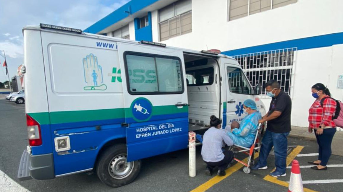 Traslado de dos pacientes desde Galápagos a una casa de salud de Guayaquil.