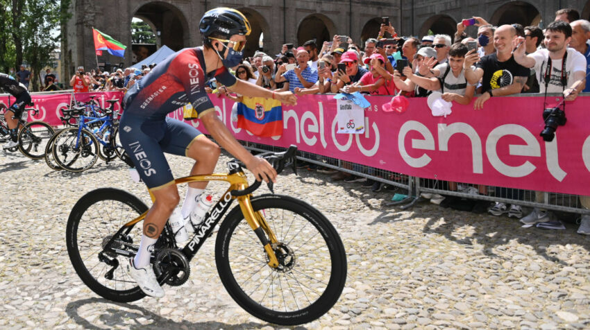 Richard Carapaz saluda a los aficionados ecuatorianos luego de la Etapa 12 del Giro.