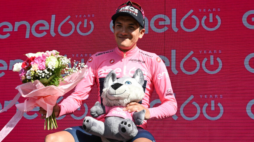 Richard Carapaz festeja en el podio con la maglia rosa en la Etapa 14, el 21 de mayo de 2022.
