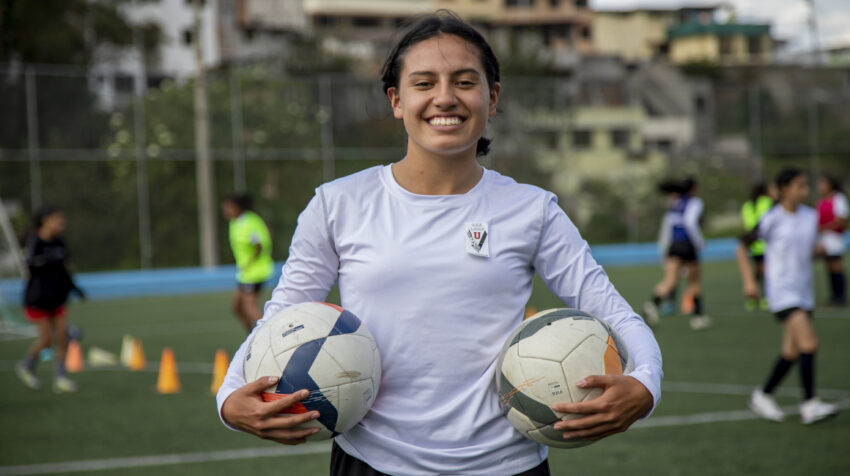 María Paula Espinel juega en Liga Sub 16, pero también forma parte de la selección ecuatoriana.