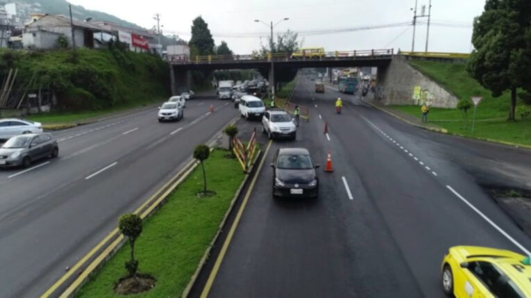 Autos circulan por la Autopista General Rumiñahui, el 26 de mayo de 2022.