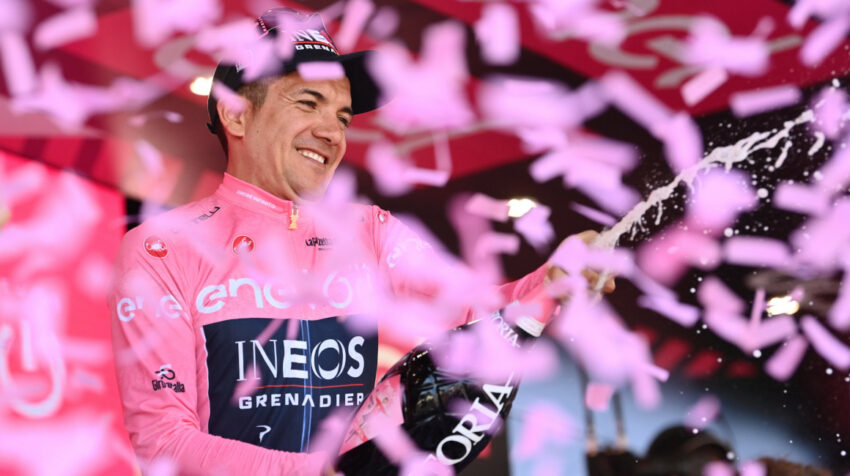Richard Carapaz celebra con champagne el manterner la maglia rosa en la Etapa 19 de la Giro de Italia, el 27 de mayo de 2022.