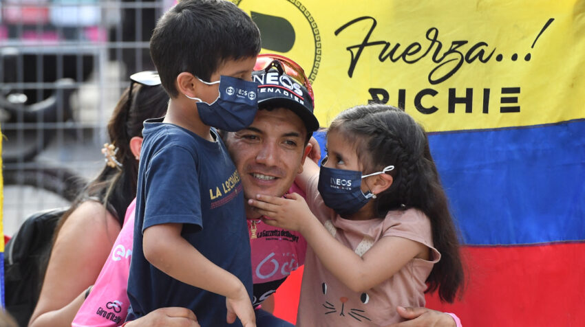 Richard Carapaz celebra junto a sus hijos Santiago y Sofía, en la meta de la Etapa 19 del Giro de Italia.