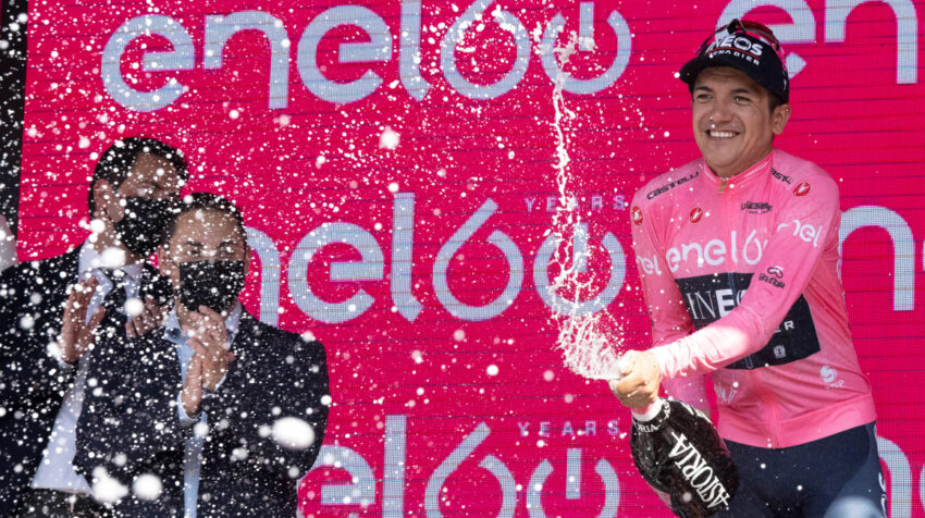 Richard Carapaz celebra en el podio conseguir la maglia rosa en la Etapa 14 del Giro de Italia.