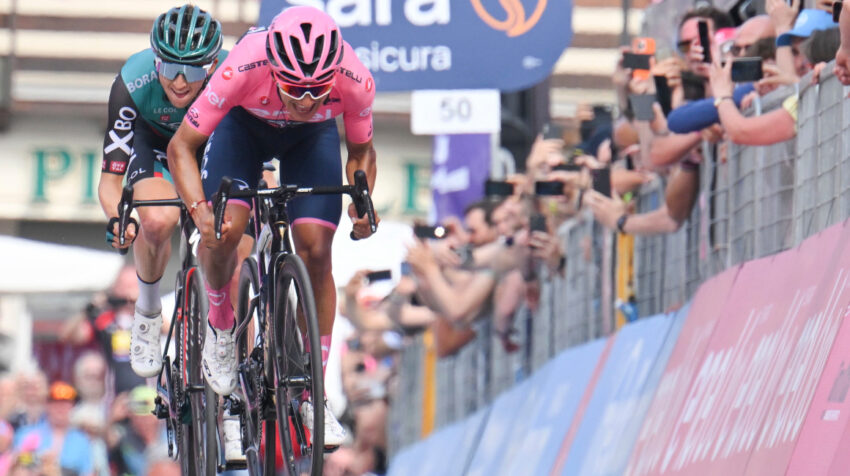 Richard Carapaz en acción con Jai Hindley del equipo Bora-Hansgrohe durante la Etapa 19 del Giro de Italia.