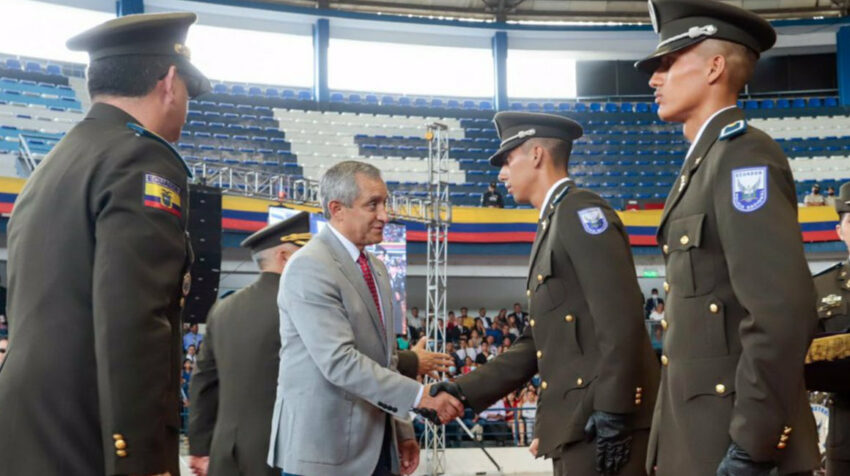 Patricio Carrillo, ministro del Interior, durante la ceremonia de graduación de 441 policías en Guayaquil, el 27 de mayo de 2022.