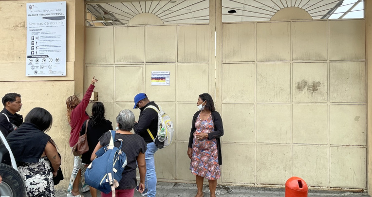 Familiares de pacientes buscan por información en las puertas de la Maternidad del Guasmo. Guayaquil, 25 de mayo de 2022.