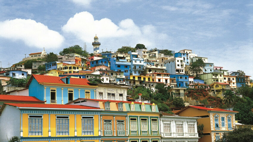 Vista panorámica del barrio Las Peñas, en el cerro Santa Ana, de Guayaquil.