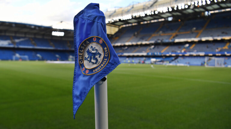 Banderín del córner con el escudo del Chelsea antes del partido de la Premier frente al Leicester City en Londres, el 19 de mayo de 2022.