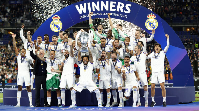 Los jugadores del Real Madrid festejan la Champions League ganada frente al Liverpool, el 28 de mayo de 2022.