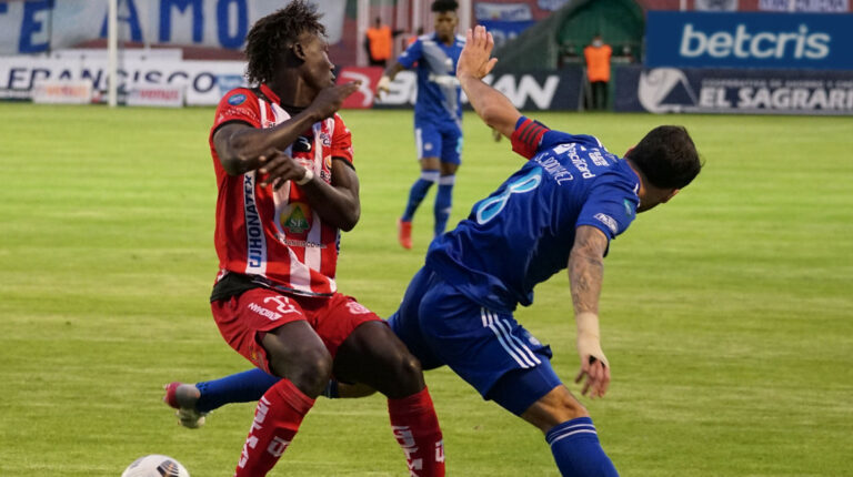 Sebastián Rodríguez disputa un balón con un jugador de Técnico Universitario en la Fecha 15 de la LigaPro 2022, el 28 de mayo.