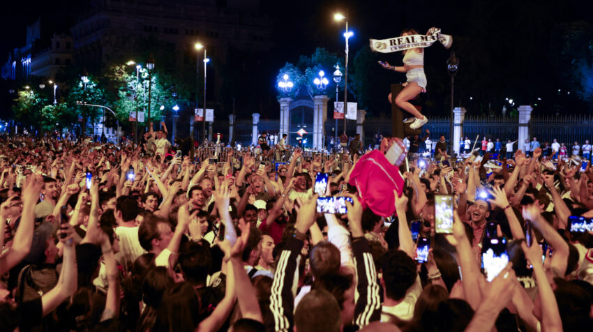 Aficionados del Real Madrid celebran en la plaza de Cibeles la victoria de su equipo en la final Champions, el 29 de mayo de 2022.