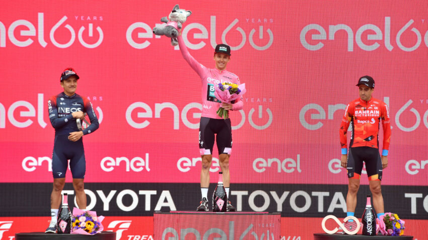 Jai Hindley, Richard Carapaz y Mikel Landa en el podio del Giro de Italia, el 29 de mayo de 2022.