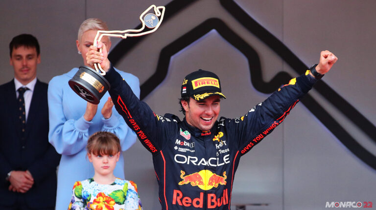 El piloto mexicano Sergio Pérez con el trofeo del GP de Mónaco tras ganar la carrera, el 29 de mayo de 2022.