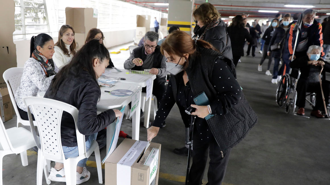 Un mujer deposita su voto hoy, durante la jornada de elecciones para elegir presidente de Colombia. 29 de mayo de 2022