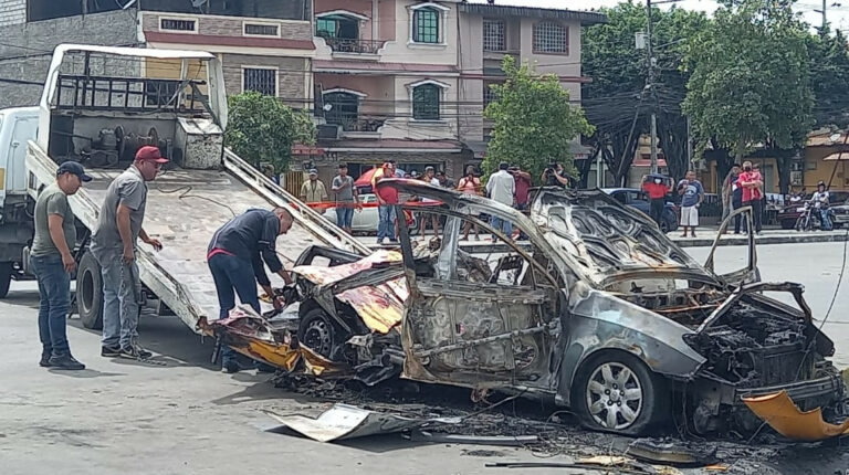 Restos del auto que explotó frente a una estación policial en Guayaquil, el 29 de mayo de 2022.