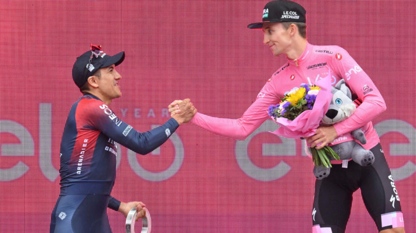 Richard Carapaz y Jai Hindley saludan en el podio del Giro de Italia, el 29 de mayo de 2022.