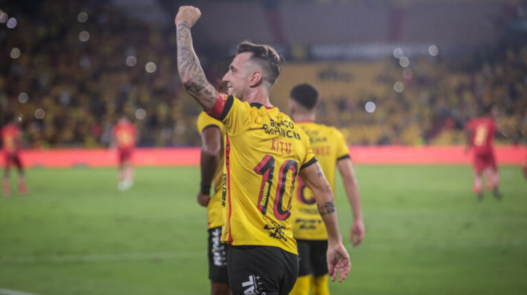 Damián Díaz celebra un gol anotado desde la vía del penal ante Cumbayá FC en la Fecha 15 de la LigaPro, el 29 de mayo de 2022.