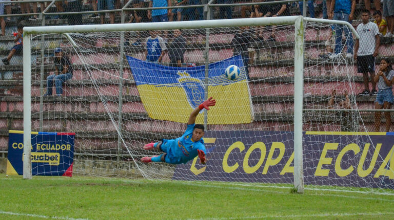 El portero de Bonita Banana atajando uno de los penales de la primera ronda de Copa Ecuador ante Libertad, el 29 de mayo 2022.