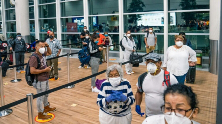 Pasajeros en el aeropuerto de Guayaquil el pasado 13 de junio de 2020.