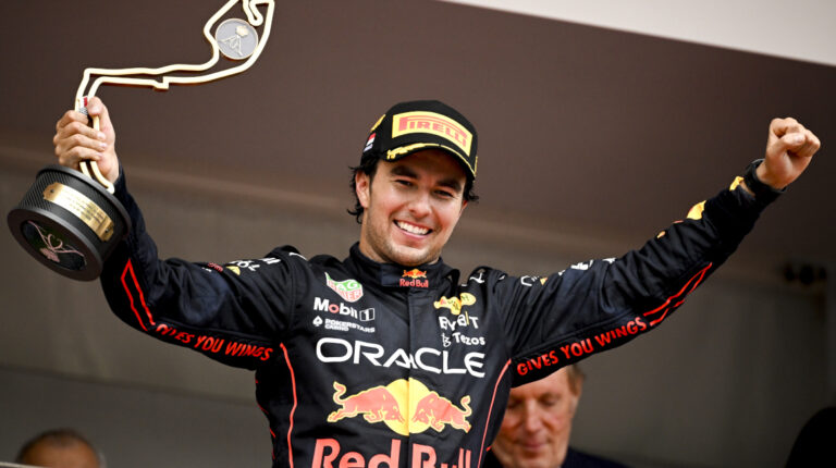 Sergio 'Checo' Pérez festeja su victoria en el Gran Premio de Mónaco, el 29 de mayo de 2022.