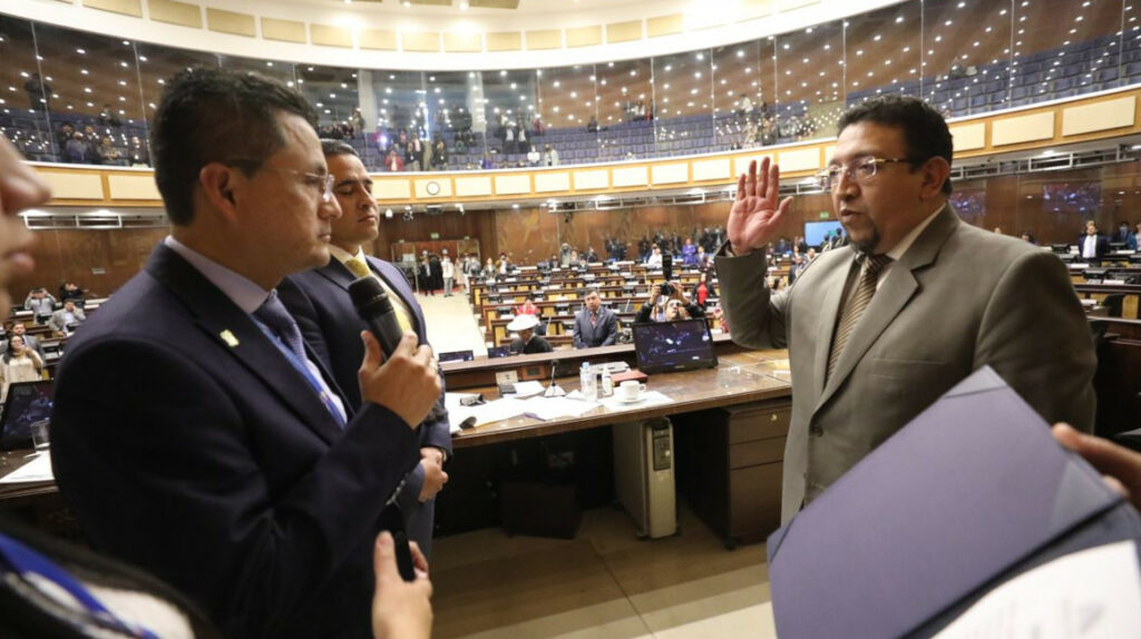 Asamblea remueve a Llori y nombra a Virgilio Saquicela como su nuevo presidente