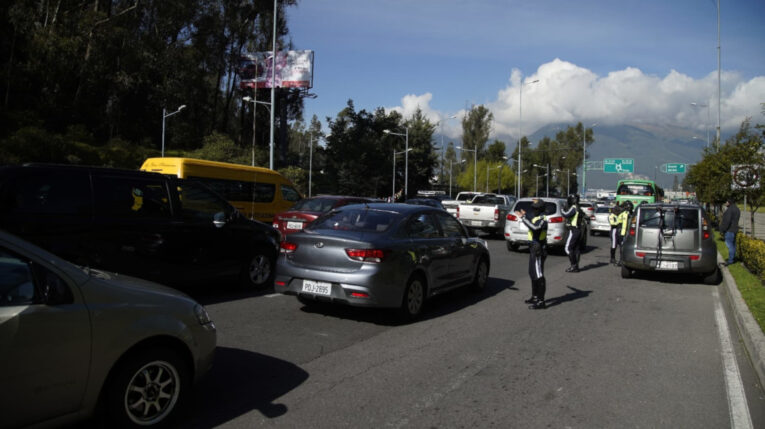 Agentes de Tránsito realizan un control a autos en Quito, el 4 de noviembre de 2021.