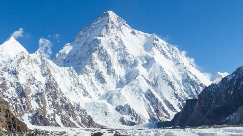 Vista panorámica del K2, la segunda montaña más alta del mundo, ubicada en Asia. 