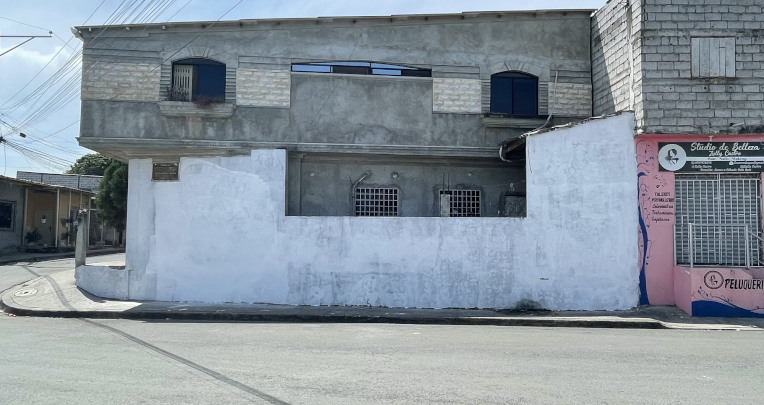 La pared donde estaba un grafiti de un tigre, que aludía a una banda criminal está pintada de blanco por la Policía. Guayaquil, 31 de mayo de 2022.