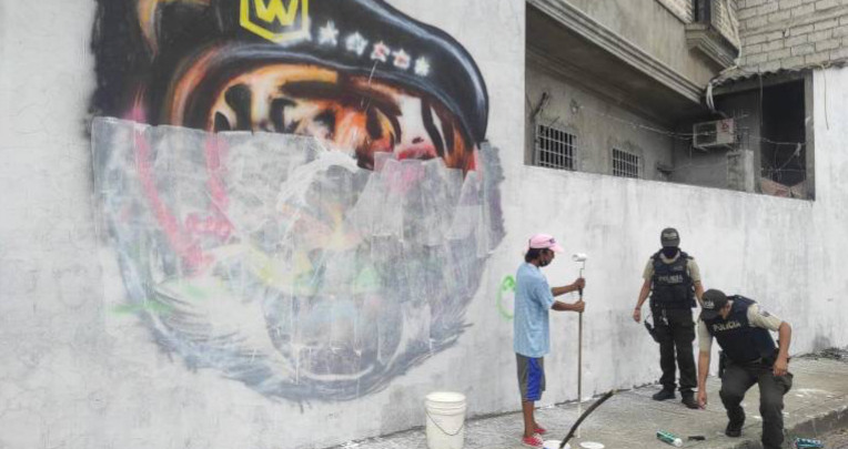 La Policía pintó de blanco un grafiti de una de las bandas criminales. Guayaquil, mayo de 2022.