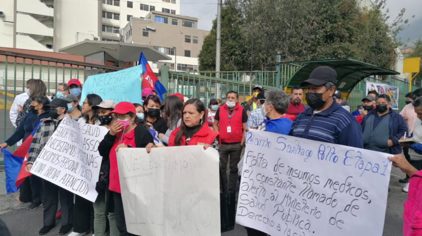 Profesionales de salud, dirigentes gremiales y barriales realizaron un plantón en los exteriores del Hospital Enrique Garcés, sur de Quito, el 1 de junio de 2022, por la crisis hospitalaria.