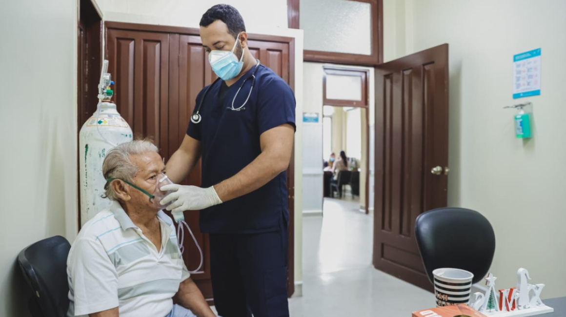 Imagen de la terapia respiratoria que realiza el Hospital Bicentenario de Guayaquil.