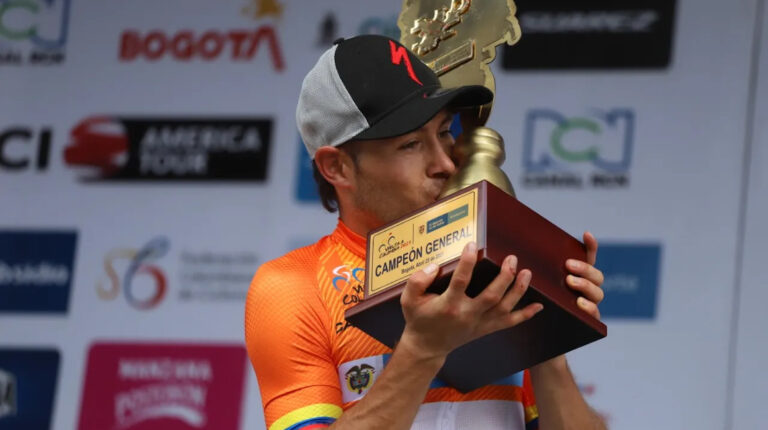 José Tito Hernández con el trofeo de campeón de la Vuelta a Colombia 2021.
