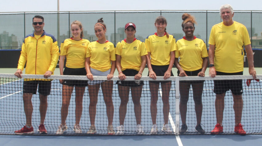 La selección ecuatoriana femenina de tenis, capitaneada por Andrés Gómez.