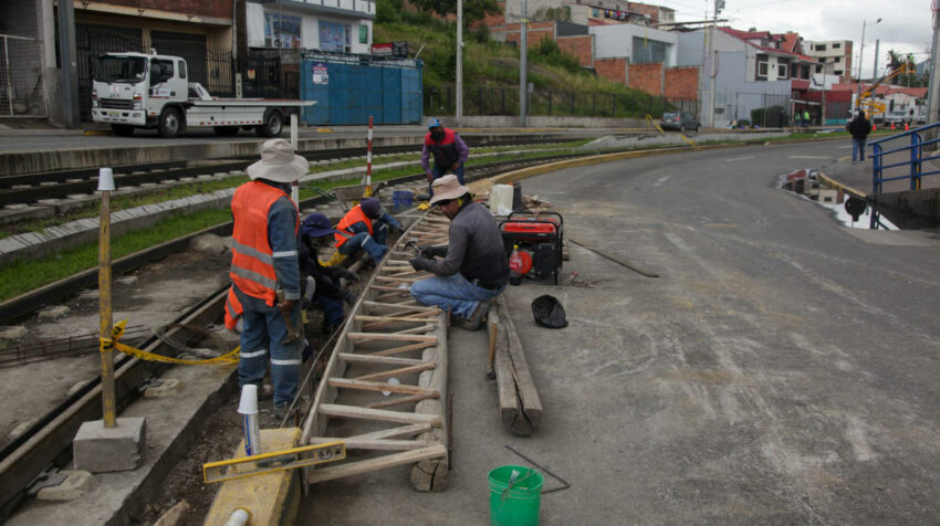 Obreros realizan trabajos junto a la plataforma tranviaria, en la calzada del sector de Milchichig, en diciembre de 2021.