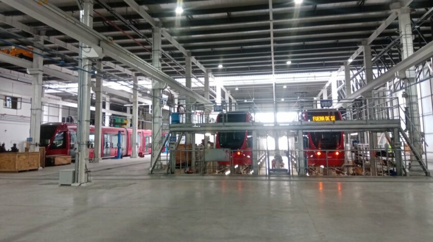 Los tranvías reciben mantenimiento en el patio taller antes de salir al recorrido en su taller en la avenida México, en Cuenca, en mayo de 2022. 