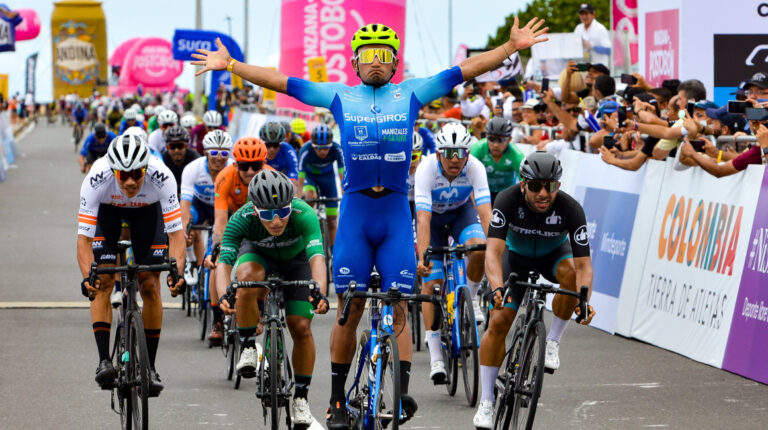 Luis Carlos Chía, en la meta de la Etapa 1 de la Vuelta a Colombia, el 3 de junio de 2022.