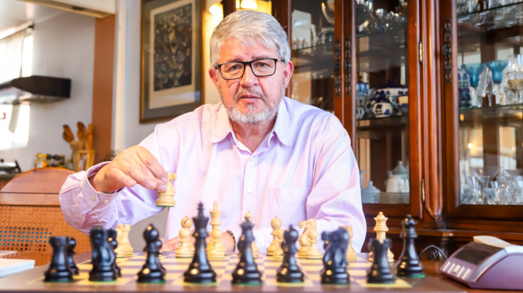 La vida en un tablero: Sergio Coellar y sus piezas de ajedrez