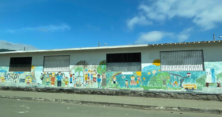 Las unidades educativas en Socio Vivienda tienen tapadas las ventanas con madera o zinc debido a la inseguridad. Guayaquil, 31 de mayo de 2022.