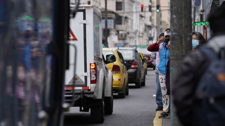 Ciudadanos caminan por la avenida Patria, en el centro norte de Quito, el 26 de mayo de 2022.