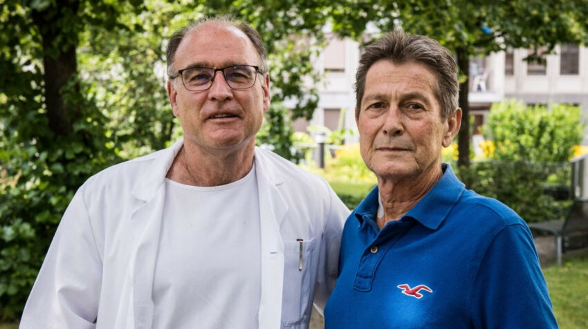 El profesor Pierre-Alain Clavien, de la Universidad de Zúrich, junto al paciente que recibió el hígado reparado. 
