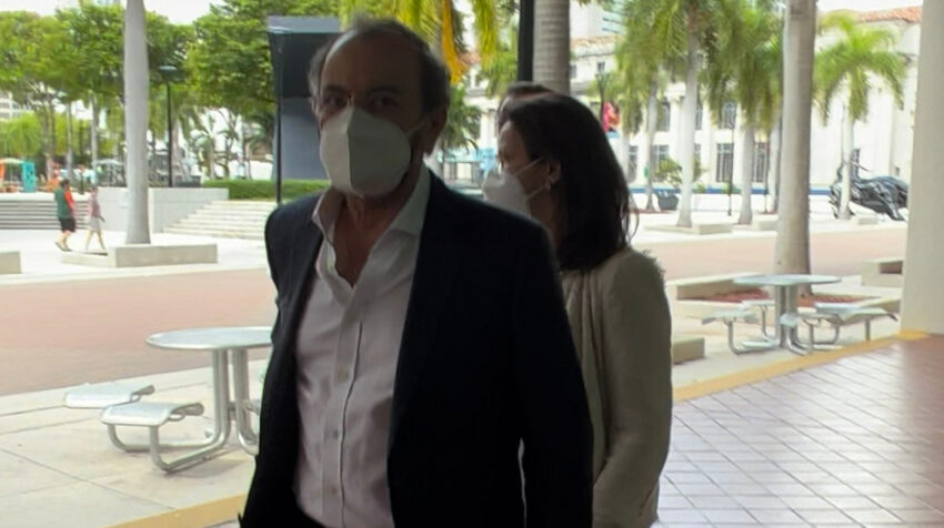 Carlos Pólit, excontralor ecuatoriano, fue abordado por el periodista Galo Arellano en los exteriores de una Corte en Miami, el 27 de mayo de 2022.