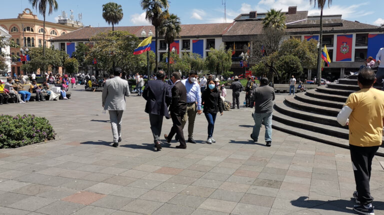 Personas caminan por el Centro Histórico de Quito, el 2 de diciembre de 2022.