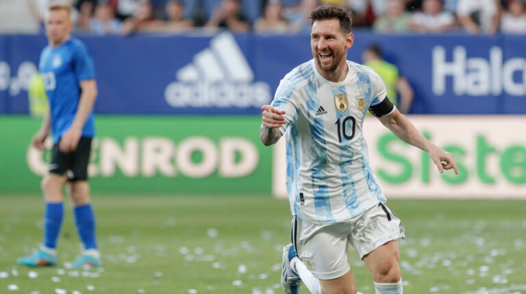 Lionel Messi, en el amistoso de Argentina ante Estonia, en Pamplona, el 5 de junio de 2022.