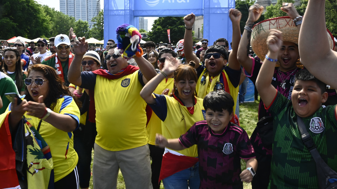 Aficionados mexicanos y ecuatorianos apoyan a sus selecciones a las afueras del Soldier Field de Chicago, el 5 de junio de 2022.